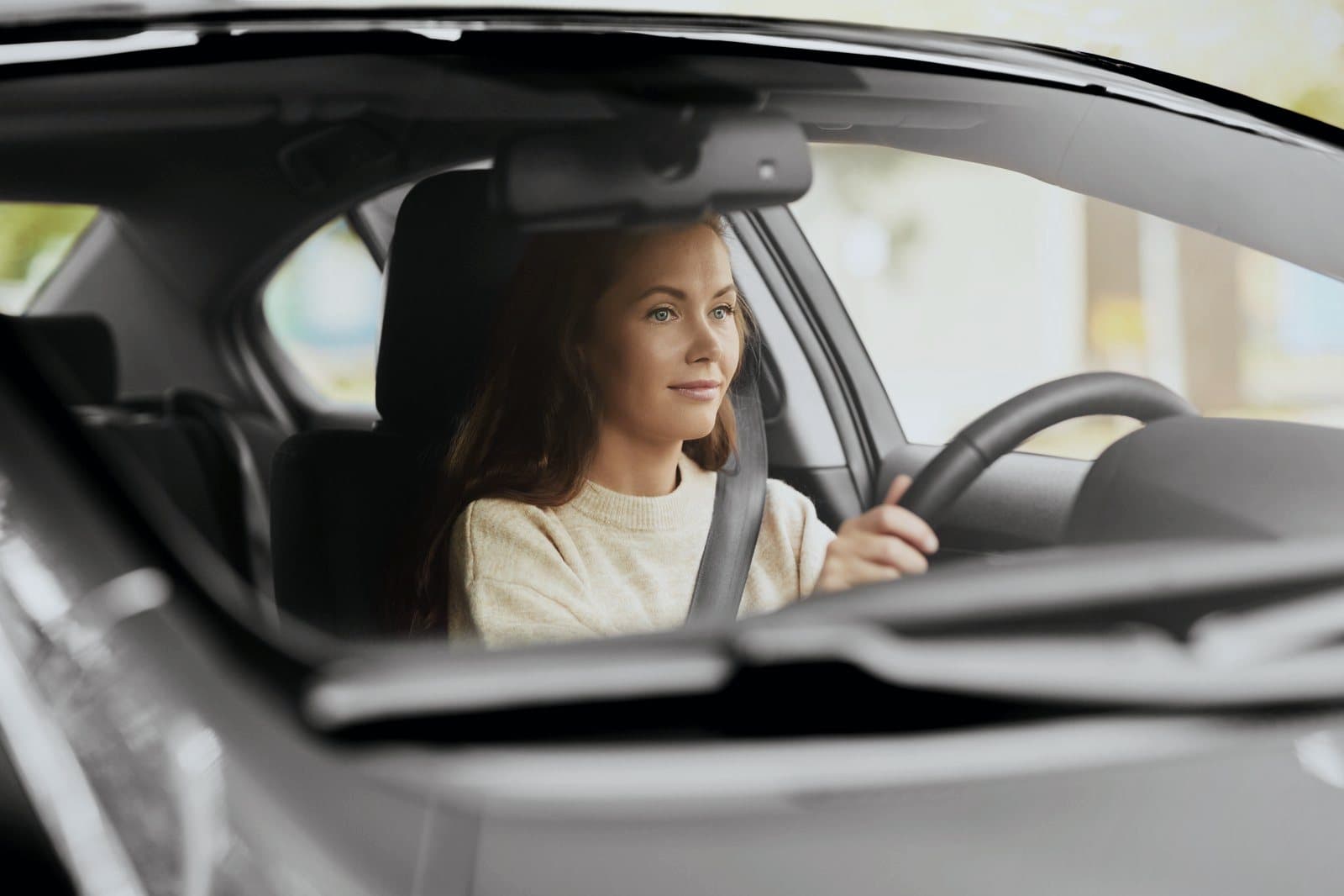 Motorista mulher ao volante